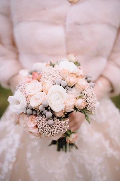 Nahaufnahme Teilansicht Der Braut Mit Schönen Brautstrauß Freien — Stockfoto