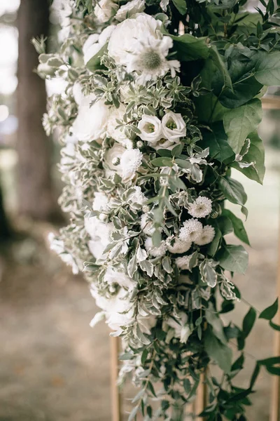 Widok Bliska Piękny Łuk Ślubny Białych Kwiatów Zewnątrz Ceremonii Ślubnej — Zdjęcie stockowe