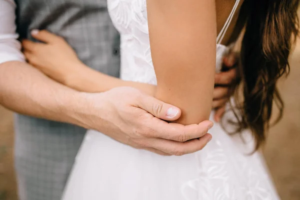 Primo Piano Vista Parziale Giovane Coppia Nozze Abbracciare All Aperto — Foto Stock