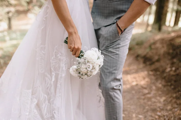 Tiro Cortado Noiva Com Buquê Casamento Noivo Juntos Floresta — Fotografia de Stock