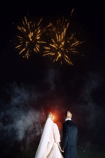 Widok Tyłu Pięknej Młodej Pary Ślub Patrząc Niesamowite Fajerwerki Nocnym — Zdjęcie stockowe