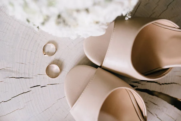 美しい白い花束 結婚指輪 女性の靴のトップビュー — ストック写真