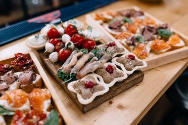 Güzel dekore edilmiş yemek sofrası. Farklı atıştırmalıklar ve aperatiflerle. 