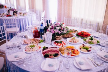 altı numara, çiçekler, içecekler ve düğün resepsiyonda masada lezzetli yemekler ile şişe ile çerçeve