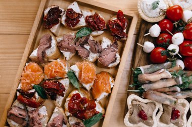 Farklı yiyecek atıştırmalıkları ve mezeler ile güzel dekore catering ziyafet masası, üst görünümü