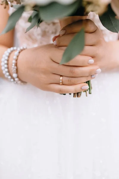 Nahaufnahme Teilansicht Der Braut Brautkleid Mit Schönem Strauß — Stockfoto