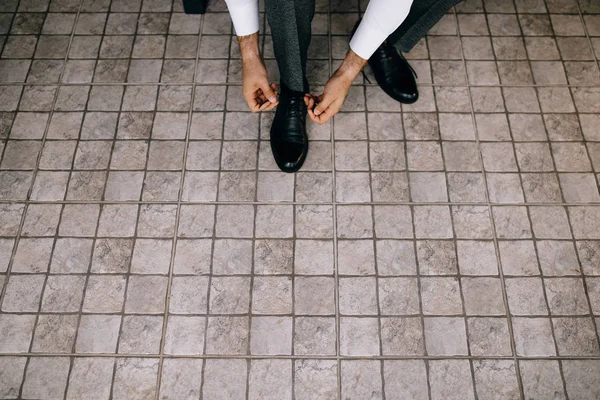 Vista Ángulo Alto Del Novio Zapatos Cuero Negro Atando Cordones — Foto de Stock