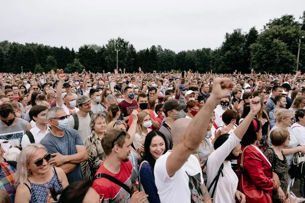 Minsk Belarus 2020年7月19日 人民友好公園で大統領候補スヴェトラーナ ティハノフスカヤに会う 共同スタッフ スヴェトラナ ティハノフスカヤ ビクター ババリコ — ストック写真