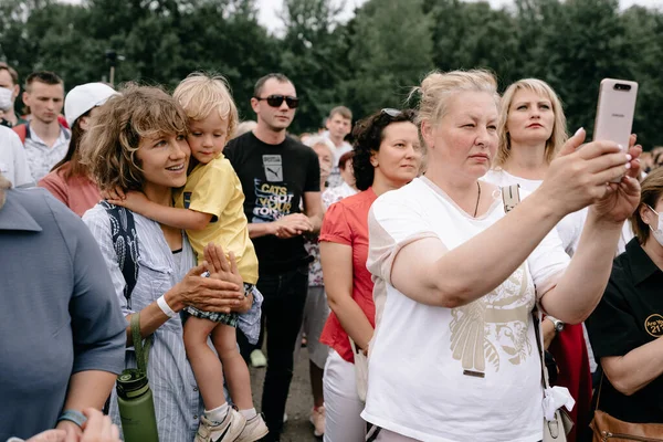Minsk Belarus 2020年7月19日 人民友好公園で大統領候補スヴェトラーナ ティハノフスカヤに会う 共同スタッフ スヴェトラナ ティハノフスカヤ ビクター ババリコ — ストック写真