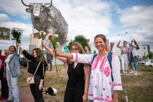 ミンスク ベラルーシ 2020年8月13日 ミンスクの女性による平和的抗議 — ストック写真