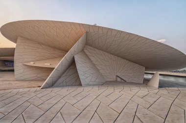Doha, Katar-25 Ekim 2019: Ulusal Katar Müzesi (Çöl Gülü) dış görünüş gün batımında