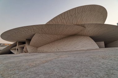 Doha, Katar-25 Ekim 2019: Ulusal Katar Müzesi (Çöl Gülü) dış görünüş gün batımında