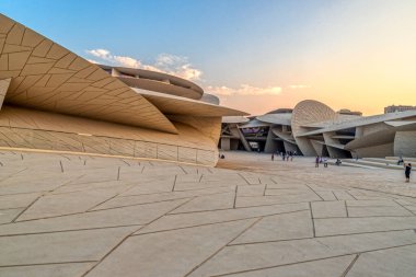 Doha, Katar-25 Ekim 2019: Ulusal Katar Müzesi (Çöl Gülü) dış görünüş gün batımında