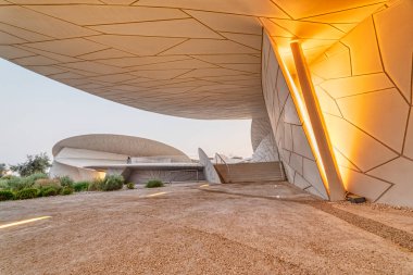 Doha, Katar-25 Ekim 2019: Ulusal Katar Müzesi (Çöl Gülü) dış görünüş gün batımında