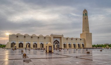 İmam Muhammed ibn Abdülvahab Camii (Katar Devlet Camii) gün batımında gökyüzünde bulutlarla dış görünüş