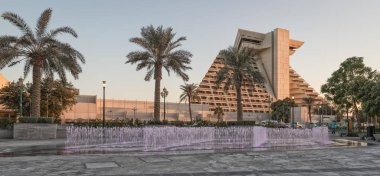 Doha, Katar-11 Ocak 2017: Sheraton Al Doha Oteli ön planda fıskiyeli gün ışığı manzaralı