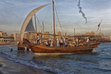 Doha, Katar-17 Kasım 2015: Katara sahilinde geleneksel ahşap tekne dhow, Doha, Katar