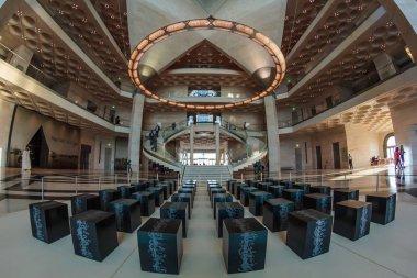 Doha, Katar-21 Aralık 2013: İslam Sanatları Müzesi 'nin giriş salonu