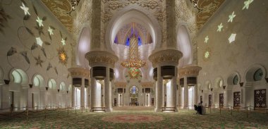 Abu Dabi, Birleşik Arap Emirlikleri - 6 Kasım 2014: Abu Dabi 'deki Şeyh Zayed Büyük Cami Merkezi içindeki ana ibadet salonu, Birleşik Arap Emirlikleri 