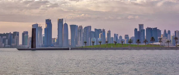 Doha Qatar Skyline Bij Daglicht Toont Arabische Golf Voorgrond Met — Stockfoto