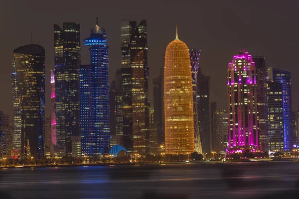 Doha Qatar Skyline Natten Med Ljusreflektion Arabiska Viken — Stockfoto