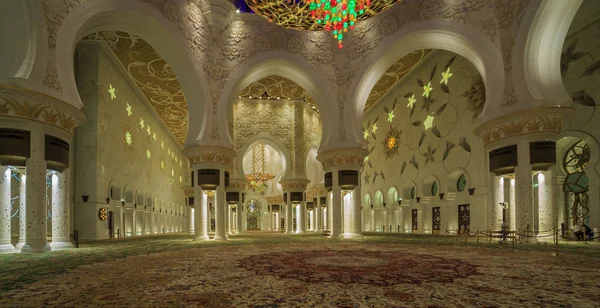 Abu Dabi, Birleşik Arap Emirlikleri - 6 Kasım 2014: Abu Dabi 'deki Şeyh Zayed Büyük Cami Merkezi içindeki ana ibadet salonu, Birleşik Arap Emirlikleri 