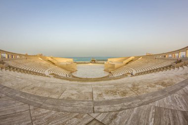 Doha, Katar-12 Mayıs 2013: Katara Kültür Köyü 'ndeki amfi tiyatro, Doha Katar panoramik görünümü ve arkaplanda Arap körfezi