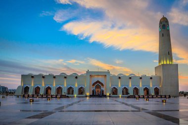 İmam Muhammed ibn Abdülvahab Camii (Katar Devlet Camii) gün batımında gökyüzünde bulutlarla dış görünüş