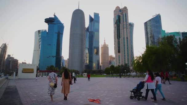 Doha Cor Nisch Promenad Vid Solnedgången Visar Människor Sitter Och — Stockvideo