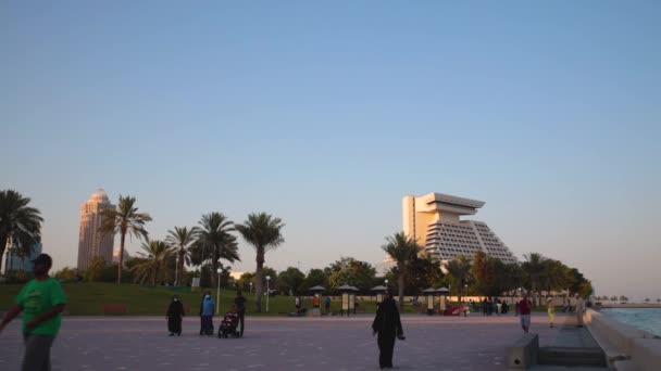 Doha Cor Nicho Paseo Atardecer Que Muestra Gente Sentada Caminando — Vídeo de stock