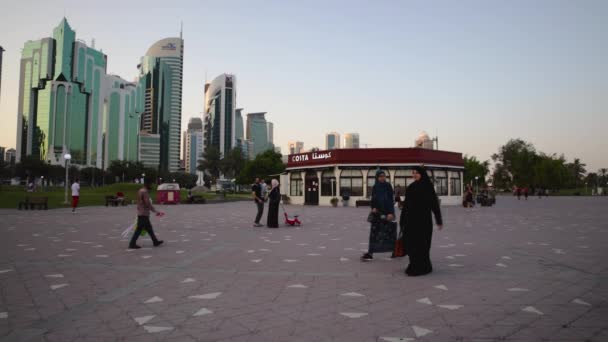 Doha Flaniermeile Bei Sonnenuntergang Mit Sitzenden Und Spazierenden Menschen Costa — Stockvideo