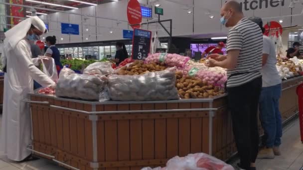 Doha Qatar Junho 2020 Pessoas Comprando Supermercado Doha Qatar Usando — Vídeo de Stock