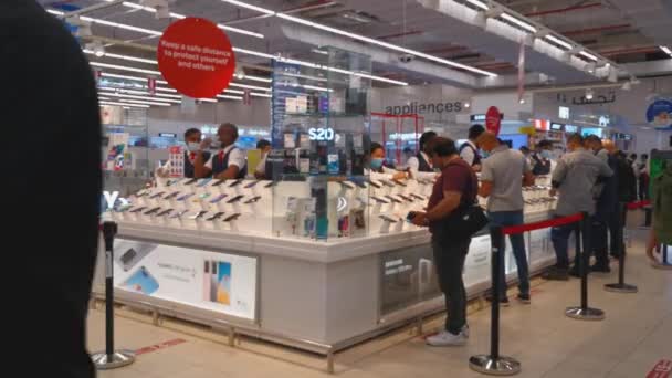 Lidé Nakupují Mobilní Telefony Hypermarketu Kataru Dauhá Obličejovou Maskou Rukavicemi — Stock video