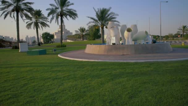 卡塔尔多哈7月5日至2020年7月5日 在卡塔尔多哈的树冠上拍摄水瓶喷泉的日光照 背景是棕榈树 街上的汽车 伊斯兰艺术博物馆 多斯和多哈天际线 — 图库视频影像