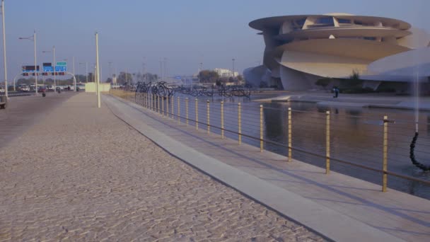 カタールのドーハ 2020年7月8日 カタール国立博物館 砂漠のバラ と路上の車を示すドーハのコーニッチな日没の夏のショット — ストック動画