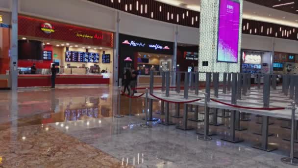 카타르 내무부는 코로나 바이러스가 유행하는 동안에 패스를 제공하는 마스크 사회적 — 비디오