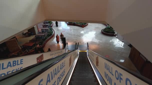 卡塔尔购物中心的内部镜头显示 自动扶梯与戴着面具和尊重社交距离的人一起下楼吃饭 — 图库视频影像