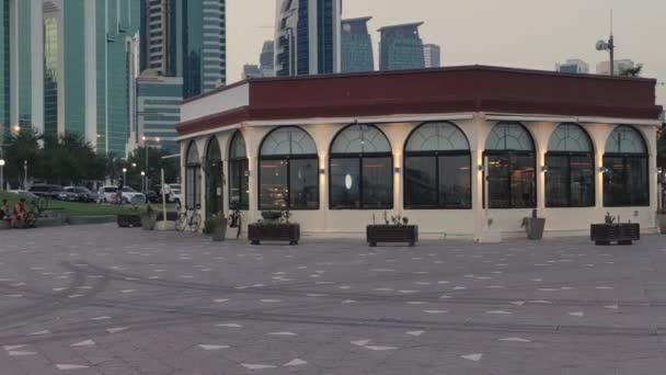 Променад Кофейней Costa Отель Sheraton Небоскребы Западной Бухте Гуляющие Люди — стоковое видео