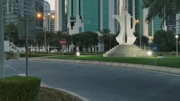 Hyper Lapse Doha Corniche Crepúsculo Mostrando Parque Sheraton Escultura Panela — Vídeo de Stock