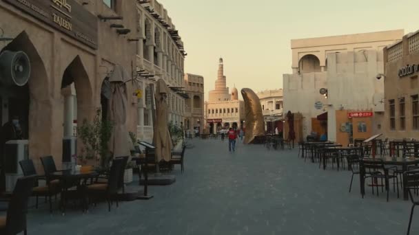 Souq Waqif Doha Qatar Juli 2020 Hoofdstraat Bij Zonsondergang Met — Stockvideo