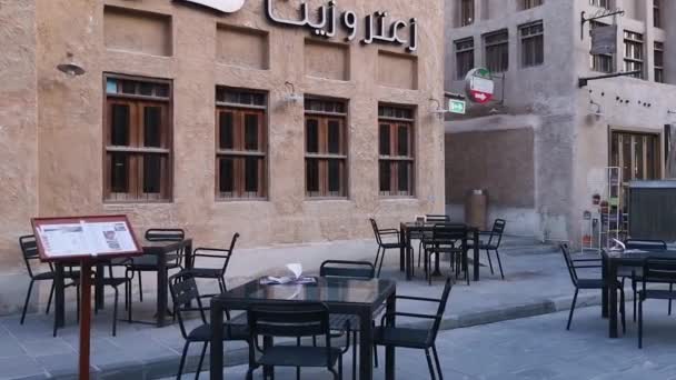 日落时分 卡塔尔多哈的Souq Waqif大街上 出现了空旷的咖啡店和餐馆 在Coronavirus大流行期间 人们都戴着面具 经济放缓 — 图库视频影像