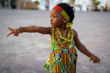 Katara kültür köyü Doha Katar 'da Afrika festivali sırasında çekilen geleneksel kabile kostümü giymiş Afrikalı bir kızın portresi.