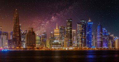 Doha Katar geceleri gökdelenlerin Arap körfezine yansıyan ışıklarını gösteriyor