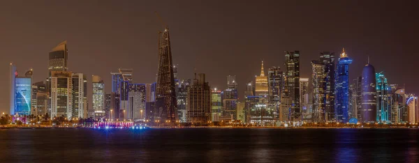 Doha Qatar Skyline Por Noche Mostrando Rascacielos Luces Reflejadas Golfo — Foto de Stock