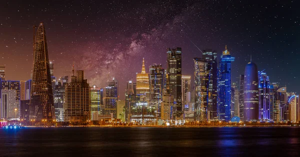 Doha Qatar Skyline Por Noche Mostrando Rascacielos Luces Reflejadas Golfo — Foto de Stock