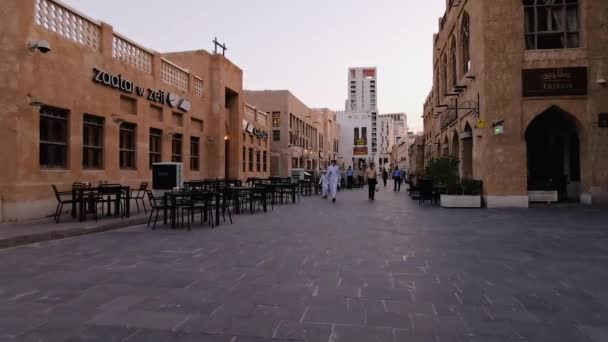 Souq Waqif Doha Qatar Calle Principal Atardecer Que Muestra Restaurantes — Vídeo de stock