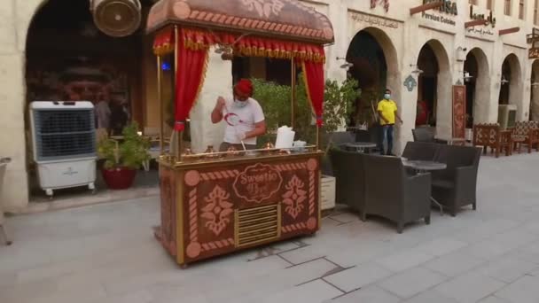 Souq Waqif Doha Qatar Calle Principal Atardecer Que Muestra Restaurantes — Vídeo de stock