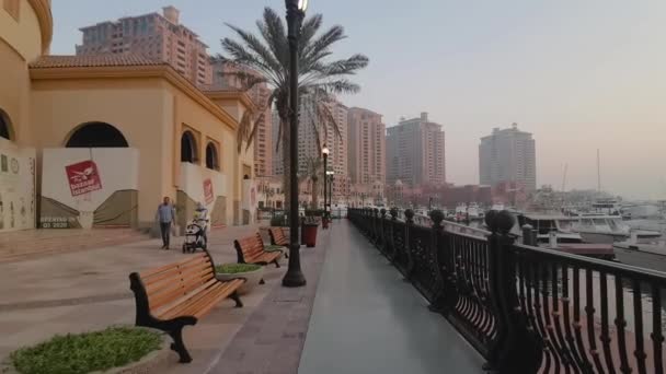 卡塔尔首都多哈的珠穆朗玛峰上 人们乘坐着长廊 豪华游艇和游艇停泊在码头上 — 图库视频影像