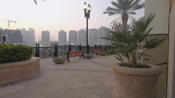 Porto Arabia Pérola Doha Qatar Sunset Verão Tiro Mostrando Pessoas — Vídeo de Stock