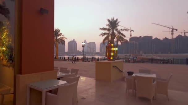 Porto Arabia Pérola Doha Qatar Sunset Verão Tiro Mostrando Pessoas — Vídeo de Stock